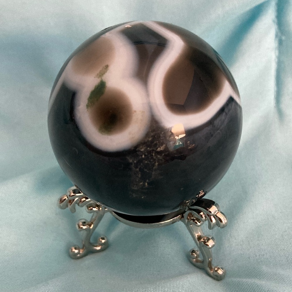 Black Sardonyx Sphere. NWOT Weight is .235 kg. 7” Round. Stand included